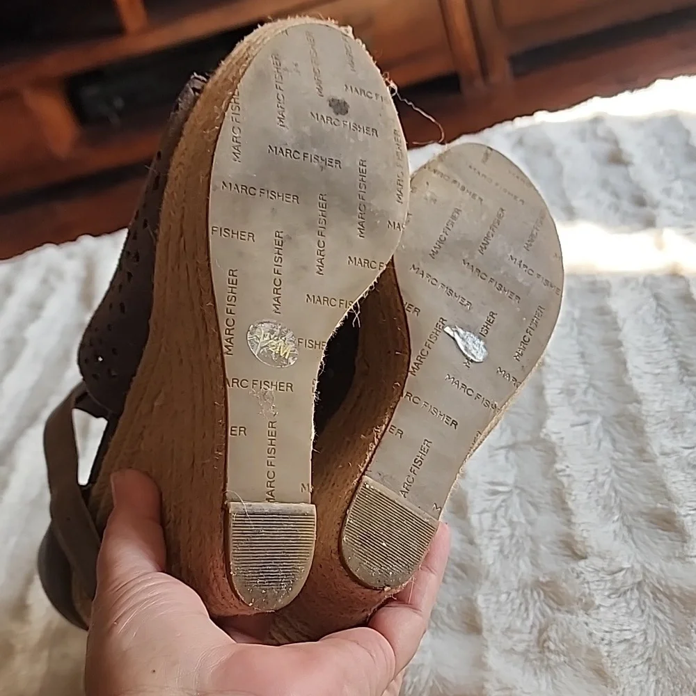 MARC FISHER taupe leather platforms. EUC